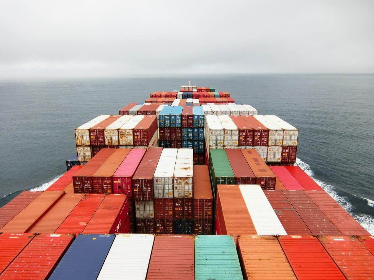 viele Container auf einem Schiff