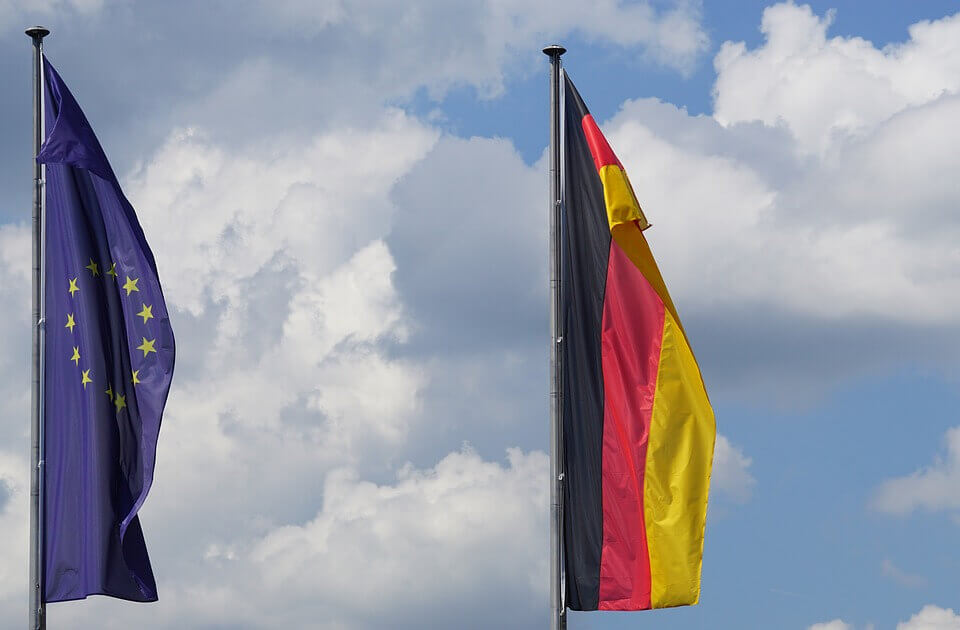 Deutschland und Europa Flagge im Wind
