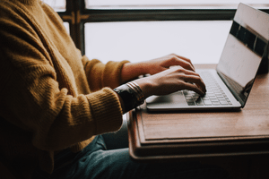 Beschriftung leicht gemacht. Frau schreibt auf Laptop.